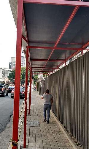 Proteção de calçada para pedestre Proteção de calçada para pedestre